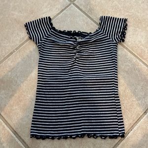 Hollister off the should top *NOT SOLD IN STORES ANYMORE*